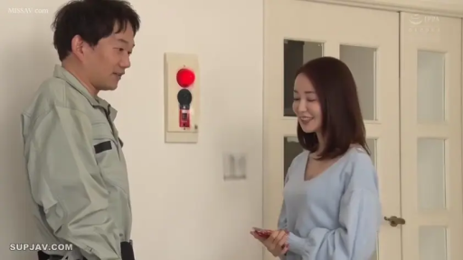 交谈 · 站立 · 微笑 · 手机 · 室内门口 · 中景半身 · 剧情故事 · 工装与毛衣