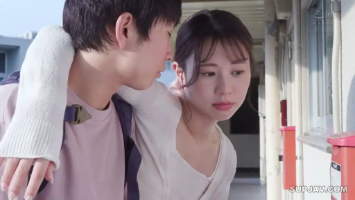 站立 · 平静 · 白色上衣 · 近景 · 搂抱 · 背包 · 户外走廊 · 日间日光