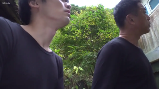 站立 · 中景 · 平静 · 户外 · 白天 · 侧望 · 黑色长袖