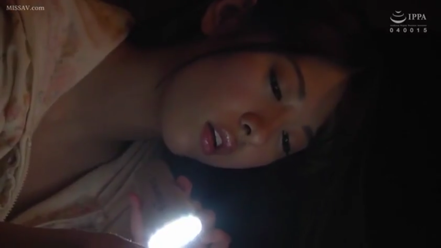 室内 · 脸部特写 · 昏暗 · 睡衣 · 躺卧 · 手电筒 · 迷茫 · 手持光源