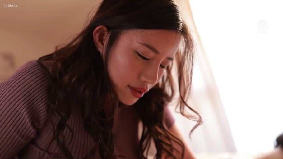 室内 · 俯身 · 专注 · 脸部特写 · 长发 · 俯视 · 紫色针织衫