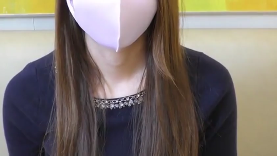 室内 · 胸部のクローズアップ · マスクを着用してください · 静的 · 正面坐姿 · 黑色珠饰上衣