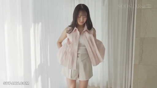 室内 · 单人 · 站立 · 平静 · 窗帘 · 无袖衬衫 · 解扣