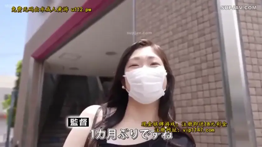 站姿 · 微笑 · 面部特写 · 口罩 · 素人 · 黑色背心 · 户外街道 · 面对镜头谈话