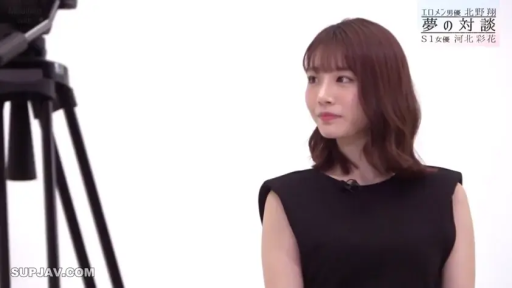 站立 · 中景 · 对视 · 厨房 · 和服 · 橱柜 · 家庭 · 女方忧郁
