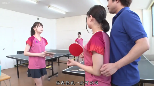 真剣 · 站立 · 中景 · プロット · 運動服 · 体育馆 · 教学 · ピンポンラケット