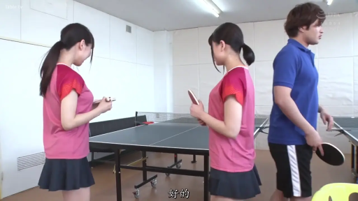 中景 · 站姿 · 自然 · 多人 · 运动装 · 体育馆 · 运动 · 乒乓球桌