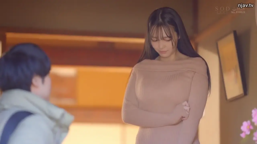 站立 · 和室 · 羞涩 · 中景 · 凝视 · 挂画 · 露肩毛衣 · 女性特写