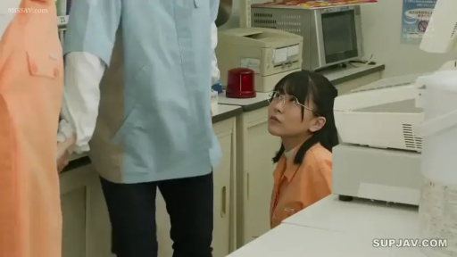 眼镜 · 全景 · 跪姿 · 仰头 · 淡然 · 办公区 · 工装 · 办公器材