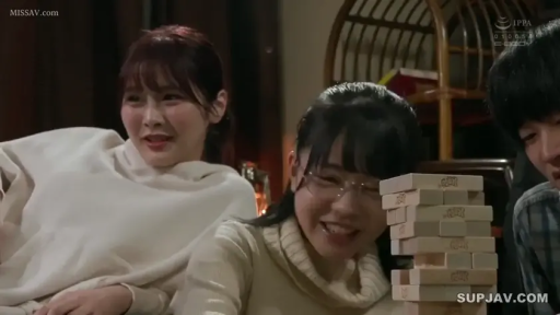 室内 · 座り姿勢 · 居家 · 喜悦微笑 · 多人特写 · 休闲毛衣 · 积木 · 玩叠叠乐