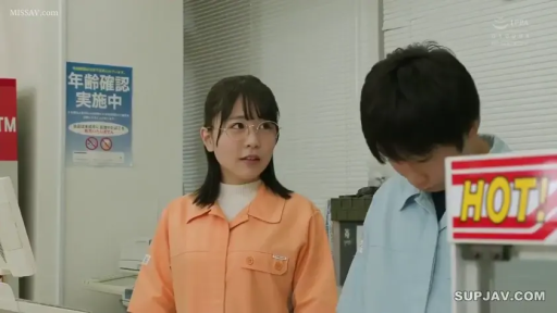 站立 · 自然 · 半身 · 对视 · 便利店 · 职场 · 广告牌 · 橘色工作服