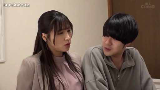 站立 · 窗帘 · 微笑 · 面对镜头 · 客厅 · 半身 · 亚洲女性 · 白色印花胸罩