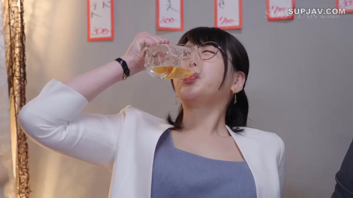 坐姿 · 职业西装 · 中景 · 微笑 · 饮酒 · 居酒屋 · 啤酒杯 · 社交场景