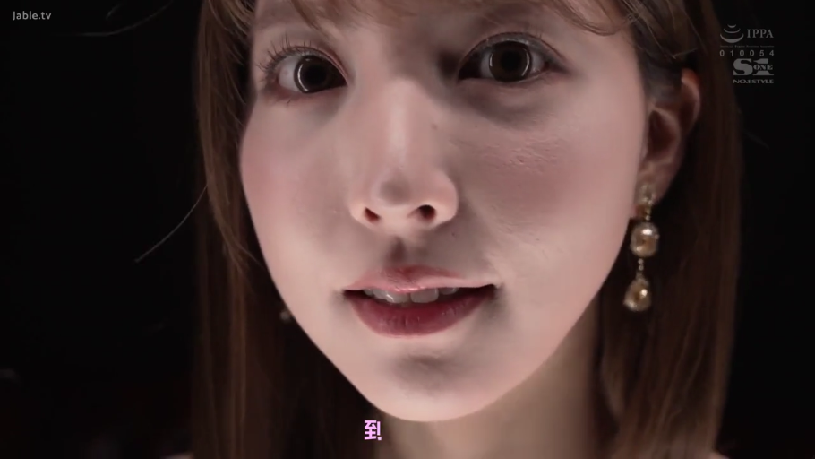 脸部特写 · 迷离 · 耳环 · 注视 · 摄影棚 · 侧头