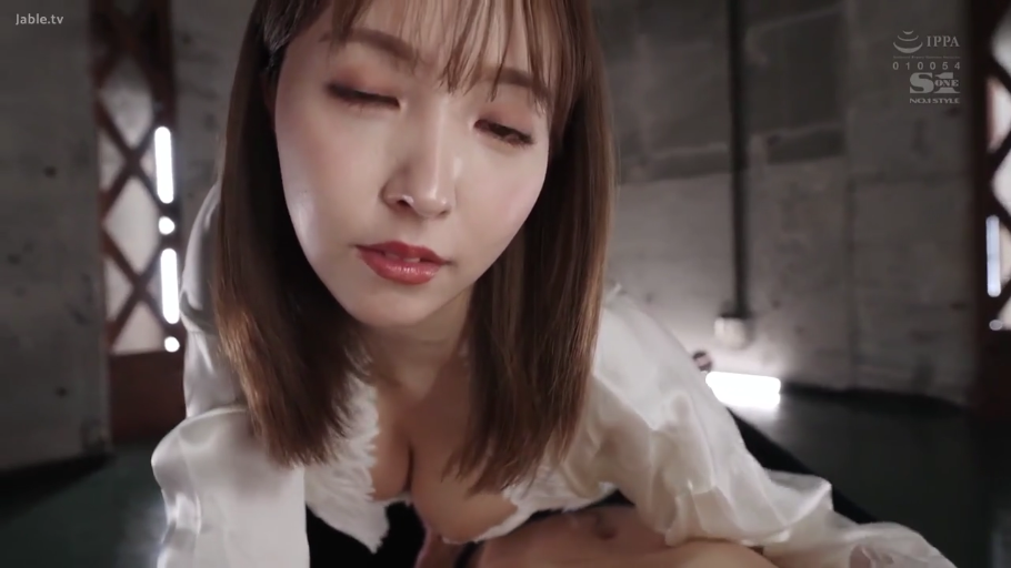 室内 · 俯身 · 脸部特写 · 白色开襟上衣