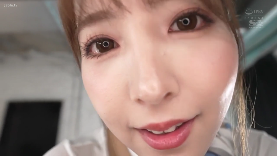 室内 · 俯身 · 胸部特写 · 未露脸 · 局部视角 · 白色卫衣 · 隔衣抚摸