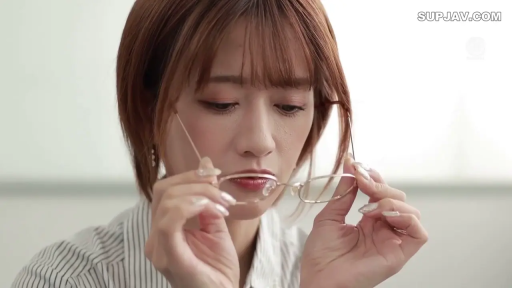 严肃 · 眼镜 · 脸部特写 · 办公室 · 条纹衬衫 · OL · 正面 · 整理眼镜