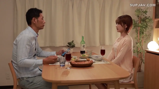 严肃 · 中景 · 剧情 · 餐厅 · 对坐 · 用餐 · 红酒 · 衬衫针织衫