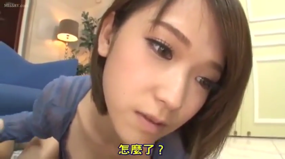 室内 · 俯身 · 沙发 · 面部特写 · 中文字幕 · 注视 · 蓝色上衣 · 疑惑