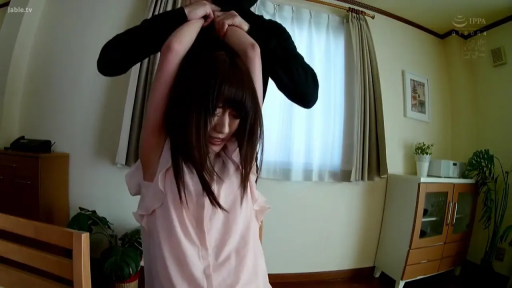 半身 · 室内房间 · 粉色无袖上衣 · 痛苦挣扎 · 成人影视 · 双手过头被抓 · 强迫控制