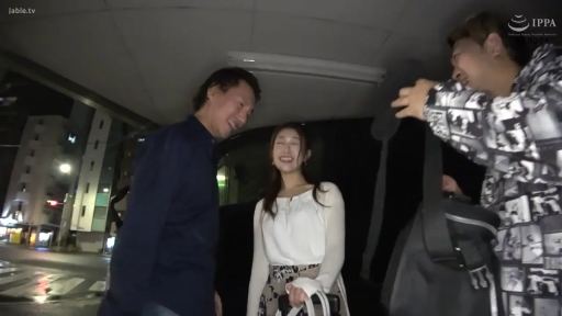 站立 · 碎花裙 · 摄像机 · 否 · 欢笑 · 街头 · 夜间户外 · 搭讪采访