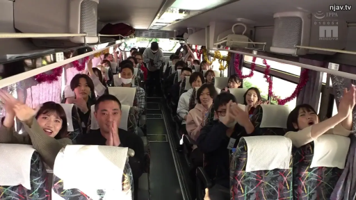 坐姿 · 远景 · 多人 · 兴奋 · 休闲服 · 巴士车内 · 鼓掌 · 巴士座椅