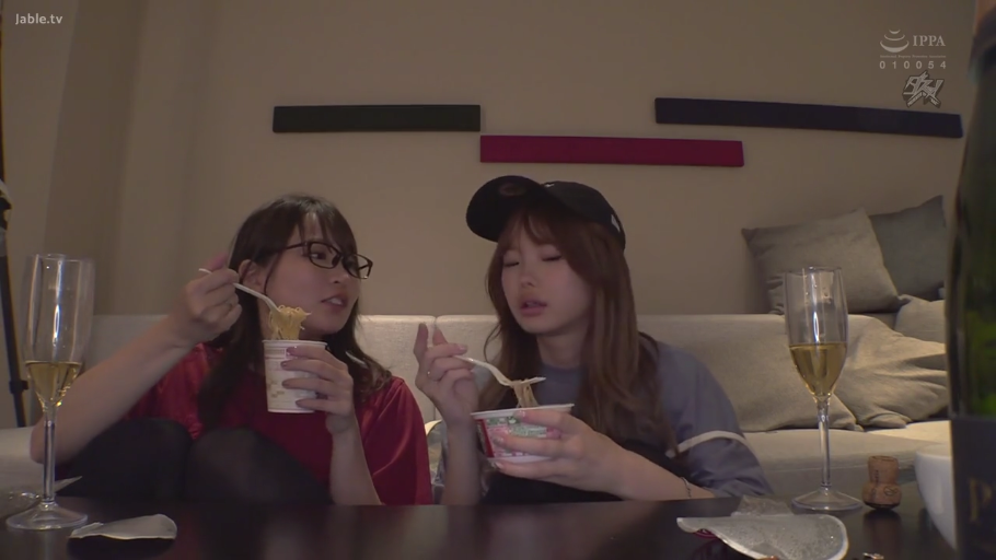 客厅沙发 · 坐姿 · 自然 · 中景 · 吃杯面 · 黑色棒球帽 · 日常生活 · 高脚杯