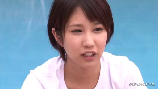 坐姿 · 交谈 · 脸部特写 · 自然 · 户外 · 白色T恤 · 采访截图