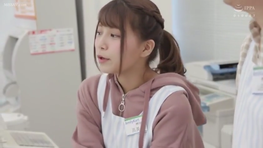 中景 · 站姿 · 自然 · 制服 · 交流 · 便利店 · 日本AV · 胸牌