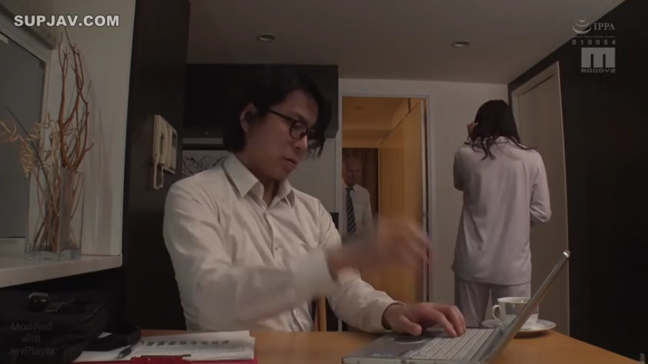 室内 · 坐姿 · 专注 · 中景 · 衬衫 · 笔记本电脑 · 多人 · 办公