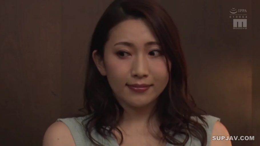 室内 · 座り姿勢 · 顔部のクローズアップ · 微笑 · 注視 · 长发 · 无袖上衣