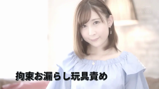 室内 · 微笑 · 注视 · 露肩上衣 · 正面 · 半身像 · 封面文字