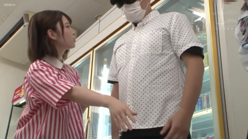 站立 · 中景 · 便利店 · 平淡 · 整理衣物 · 条纹工作制服 · 商用冰柜 · 工作场景