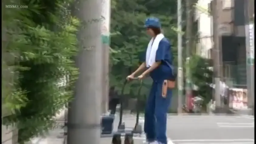 室内 · 坐姿 · 脸部 · 微笑 · 白色衬衫 · 注视 · 齐刘海