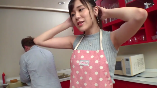 站立 · 自然 · 半身 · 厨房 · 围裙 · 整理头发 · 微波炉 · 背景有人