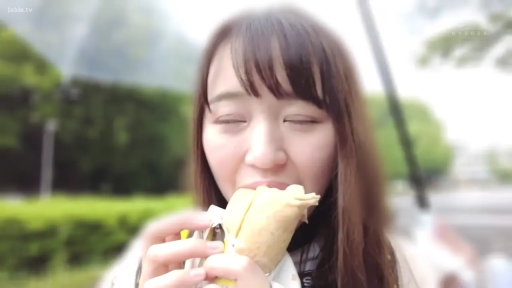 站立 · 闭眼 · 面部特写 · 户外 · 食物 · 生活化 · 休闲外套 · 吃东西