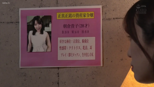 室内 · 严肃 · 站立 · 无袖上衣 · 侧脸 · 海报 · 观看海报