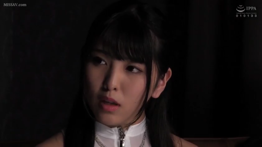 顔部のクローズアップ · 凝視 · 正面坐姿 · 无道具 · 黑发 · 困惑した表情 · 室内暗光环境 · 白色拉链高领衣