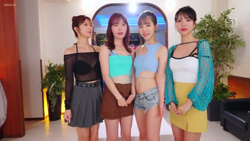 室内 · 站立 · 中景 · 微笑 · 摆姿势 · 时尚便装 · 组合