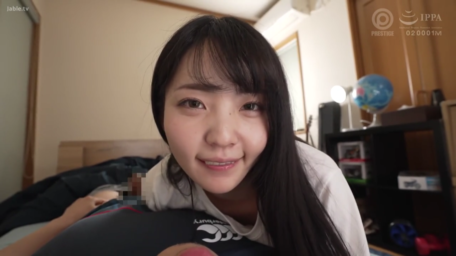 俯身 · 脸部特写 · 卧室 · 微笑 · 床 · 对视 · POV · 白色T恤