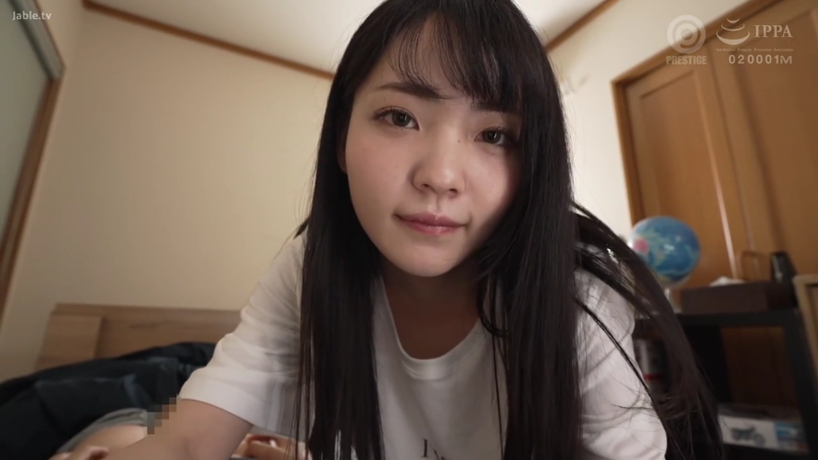 俯身 · 脸部特写 · 卧室 · 微笑 · 床 · 对视 · POV · 白色T恤