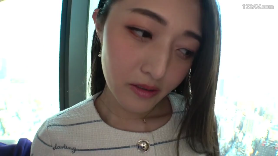 脸部特写 · 职业装 · 窗边