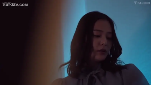 室内 · 忧郁 · 低头 · 面部特写 · 衬衫 · 注视 · 灯光效果