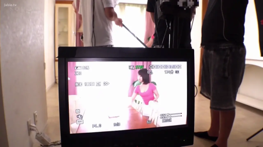 站立 · 平静 · 粉色T恤 · 录制 · 影棚 · 摄影器材 · 幕后视角 · 监视器画面