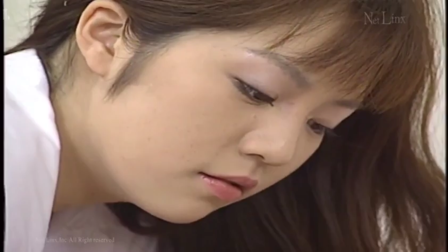 室内 · 低头 · 平静 · 面部特写 · 白色上衣 · 注视 · 棕色长发