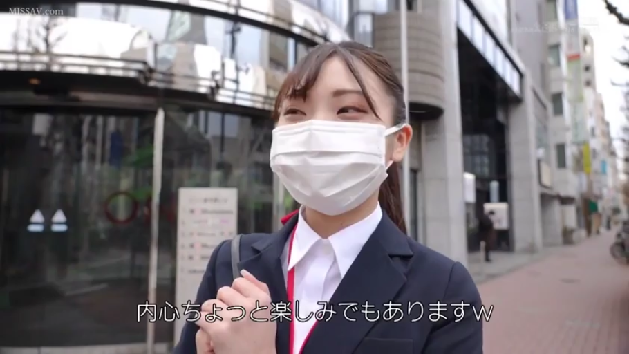 会話 · 站立 · 西服 · 微笑 · 特写 · 访谈 · 工牌 · 户外建筑前