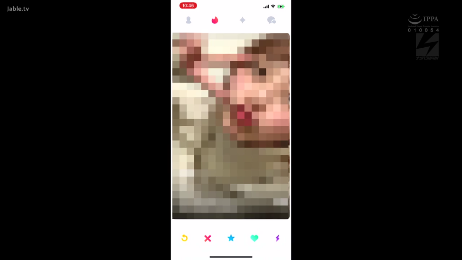 室内 · 脸部特写 · 马赛克 · 手机 · 便装 · 侧卧 · 模糊 · 拍照