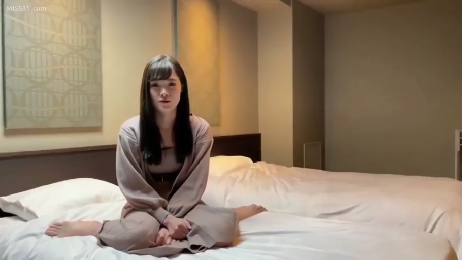 坐姿 · 卧室 · 中景 · 平静 · 床 · 注视镜头 · 长发 · 连衣裙