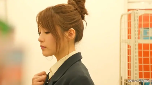 室內 · 站立 · 平靜 · 制服誘惑 · 侧脸特写 · 整理衣领 · 深色西装校服 · 金属货架