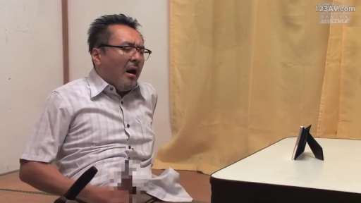 室内 · 站姿 · 微笑 · 休闲服 · 写真撮影 · 相框 · 相片 · 全家福